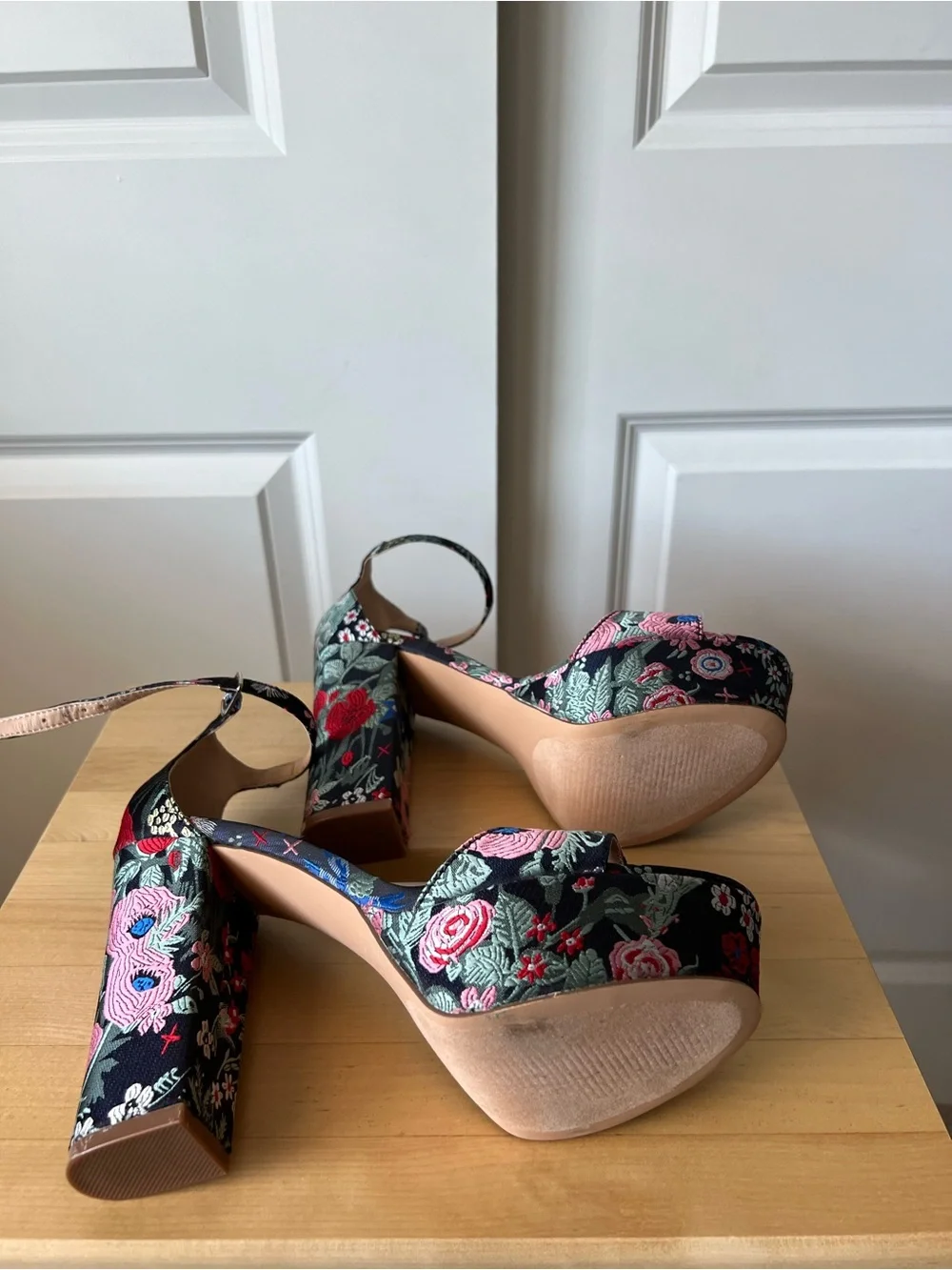 New Steve Madden Floral Embroidered Platform Heel